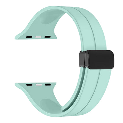 NeoMag Band on Apple Watch – magnetic buckle close-up

