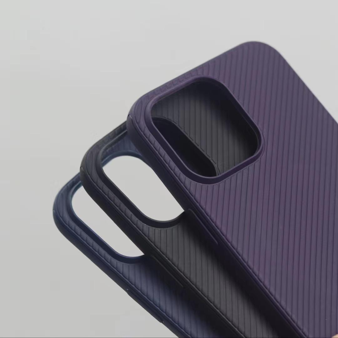 StealthGrid slim-fit case on iPhone 15 Pro – carbon-fiber matte look

