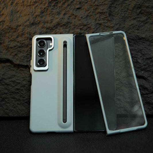 Close-up of Fold 7 hinge protection with EdgeSecure case design

